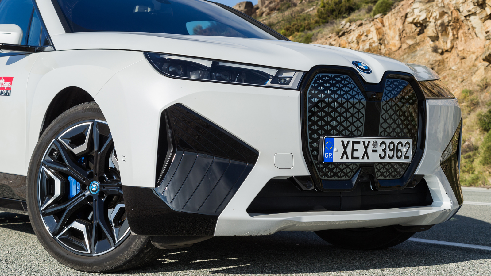 Επιβλητική σε διαστάσεις, σύγχρονη σε σχεδίαση. H BMW iX είναι η αρχή μιας νέας εποχής για τα SUV της εταιρίας.
